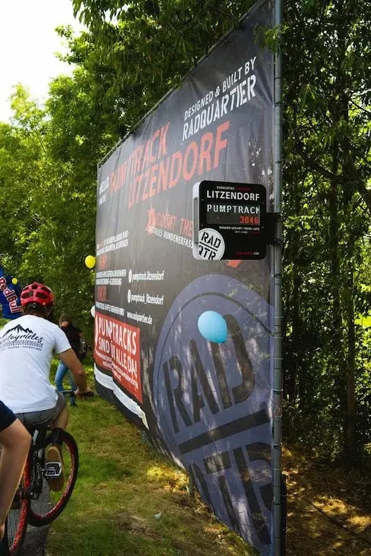 Contar ao longo de ciclovias ou pistas de bombagem para motivar os seus ciclistas.