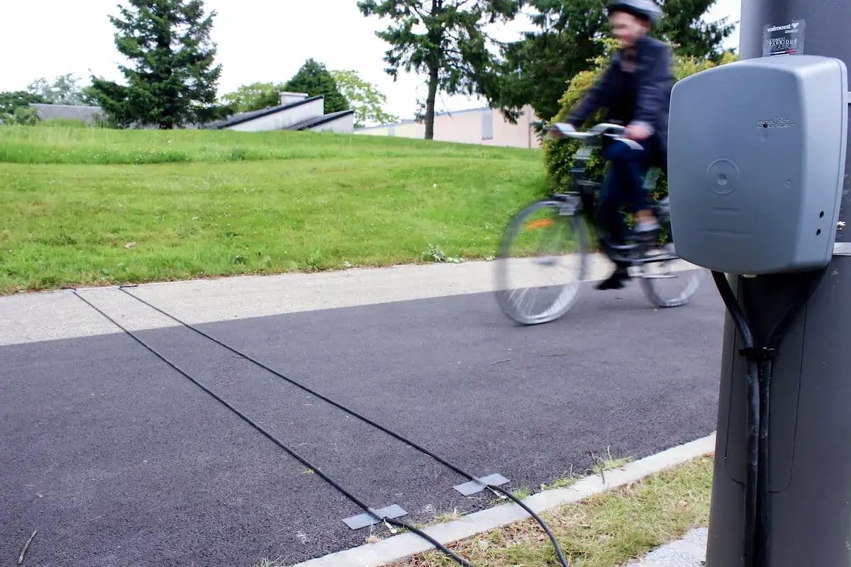 Os TUBOS no pavimento contam as bicicletas e dão indicações.