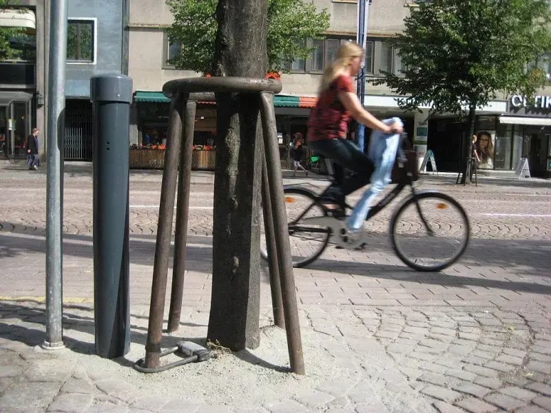 Discreto, o balcão para peões, ciclistas e trotinetas integra-se no ambiente urbano.