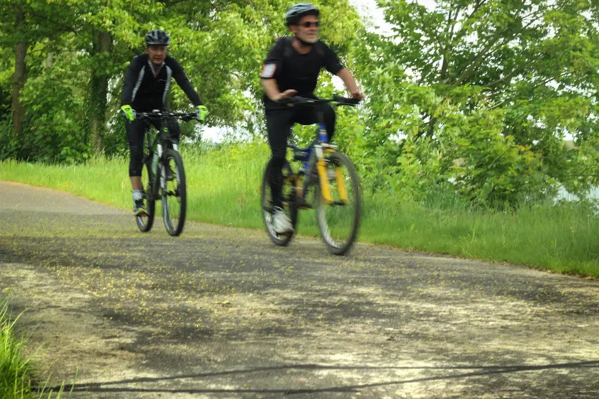 Ao ar livre, conte os ciclistas de montanha.