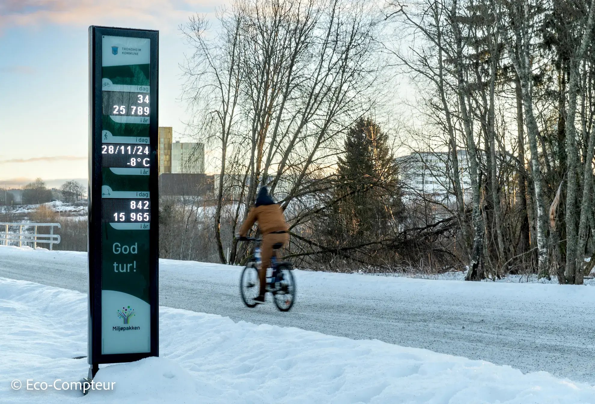 Balcão de bicicletas na neve em Trondheim (Noruega)